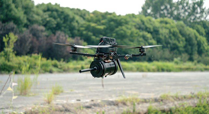 Drones à fibre optique : la révolution filaire dans le vol anti-brouillage